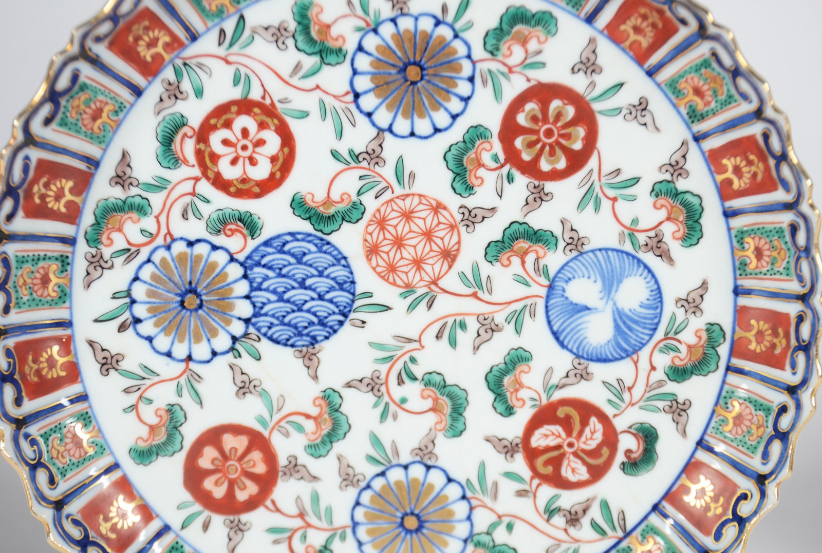 Quatro pratos de porcelana oriental Imari, sendo 2 maiores e 2... - foto 5 de 9