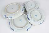 Quatro pratos de porcelana oriental Imari, send... - Quatro pratos de porcelana oriental Imari, sendo 2 maiores e 2 menores. Um deles com fio de cabelo. Assinados no verso e guirlandas em azul nas ...