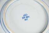 Quatro pratos de porcelana oriental Imari, send... - Quatro pratos de porcelana oriental Imari, sendo 2 maiores e 2 menores. Um deles com fio de cabelo. Assinados no verso e guirlandas em azul nas ...