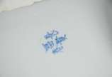Quatro pratos de porcelana oriental Imari, send... - Quatro pratos de porcelana oriental Imari, sendo 2 maiores e 2 menores. Um deles com fio de cabelo. Assinados no verso e guirlandas em azul nas ...