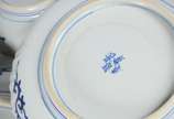 Quatro pratos de porcelana oriental Imari, send... - Quatro pratos de porcelana oriental Imari, sendo 2 maiores e 2 menores. Um deles com fio de cabelo. Assinados no verso e guirlandas em azul nas ...
