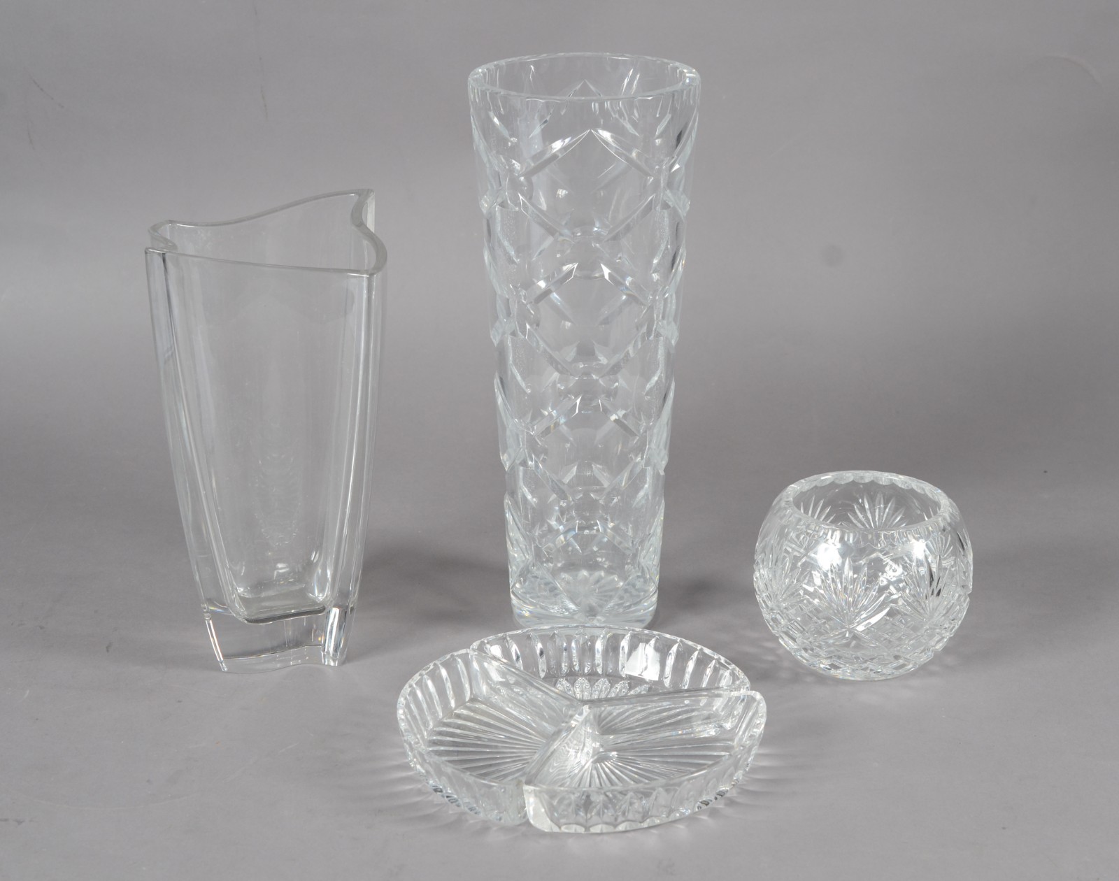 Quatro peças de cristal, sendo: dois vasos para flores, bowl e porta... - foto 1 de 10