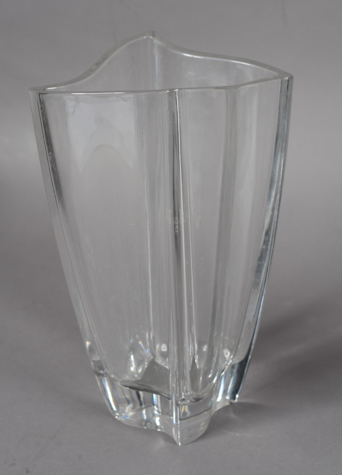 Quatro peças de cristal, sendo: dois vasos para flores, bowl e porta... - foto 2 de 10