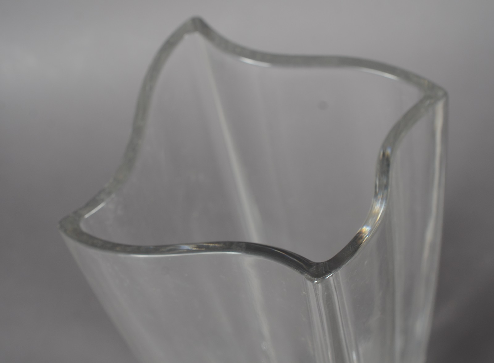Quatro peças de cristal, sendo: dois vasos para flores, bowl e porta... - foto 3 de 10