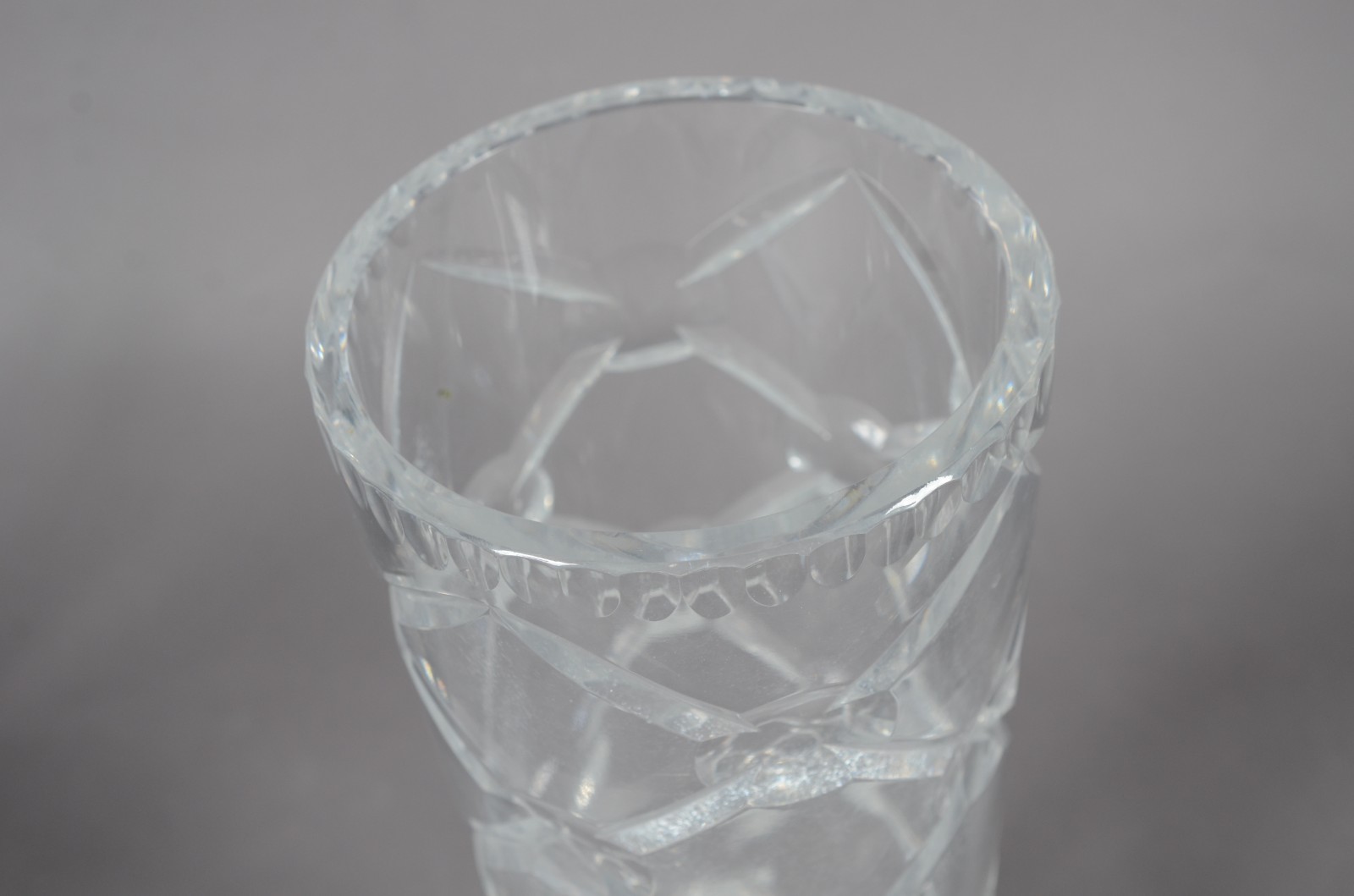 Quatro peças de cristal, sendo: dois vasos para flores, bowl e porta... - foto 4 de 10