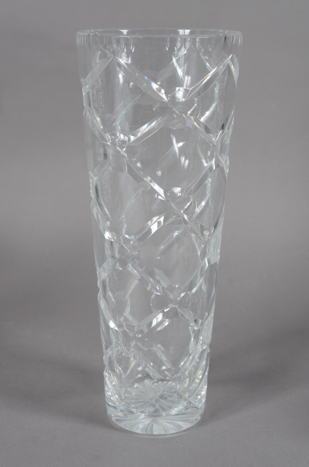 Quatro peças de cristal, sendo: dois vasos para flores, bowl e porta... - foto 5 de 10