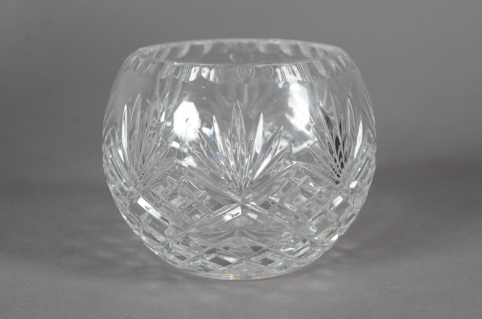 Quatro peças de cristal, sendo: dois vasos para flores, bowl e porta... - foto 6 de 10