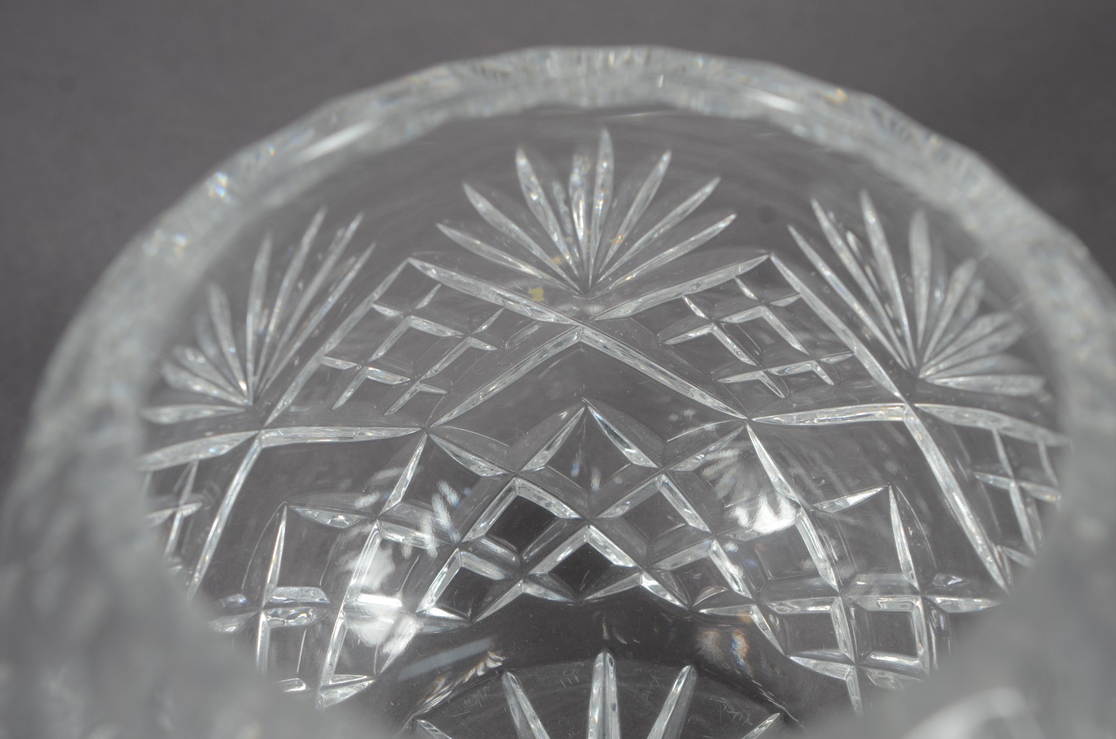 Quatro peças de cristal, sendo: dois vasos para flores, bowl e porta... - foto 7 de 10