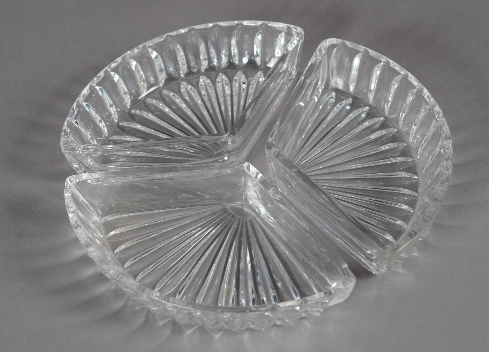 Quatro peças de cristal, sendo: dois vasos para flores, bowl e porta... - foto 8 de 10
