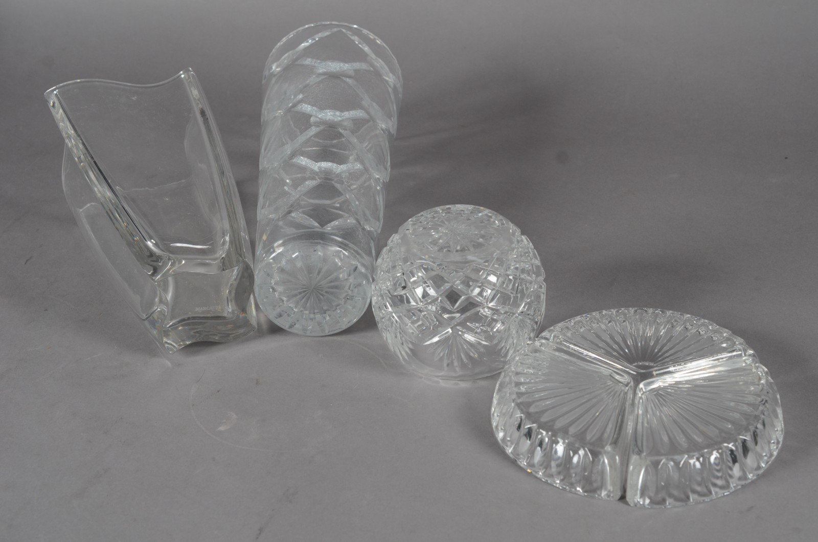 Quatro peças de cristal, sendo: dois vasos para flores, bowl e porta... - foto 9 de 10