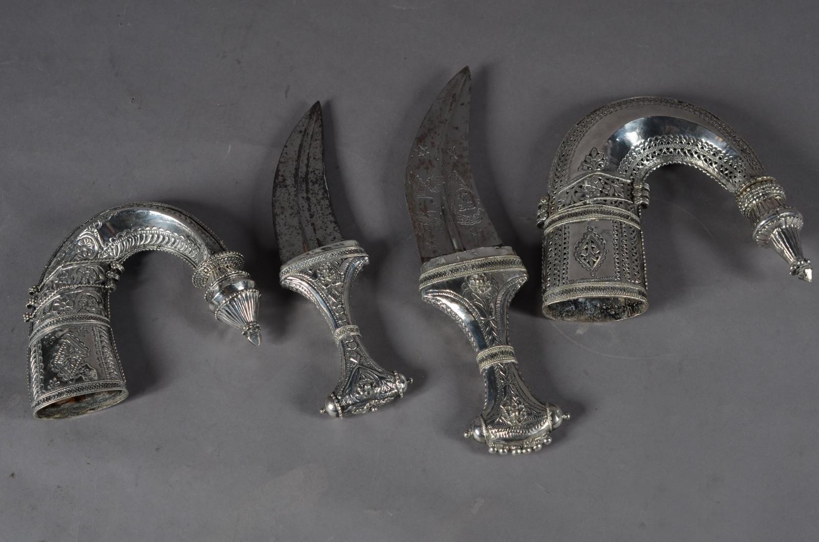 Par de adagas árabes com punhos e bainhas de metal prateado... - foto 3 de 11