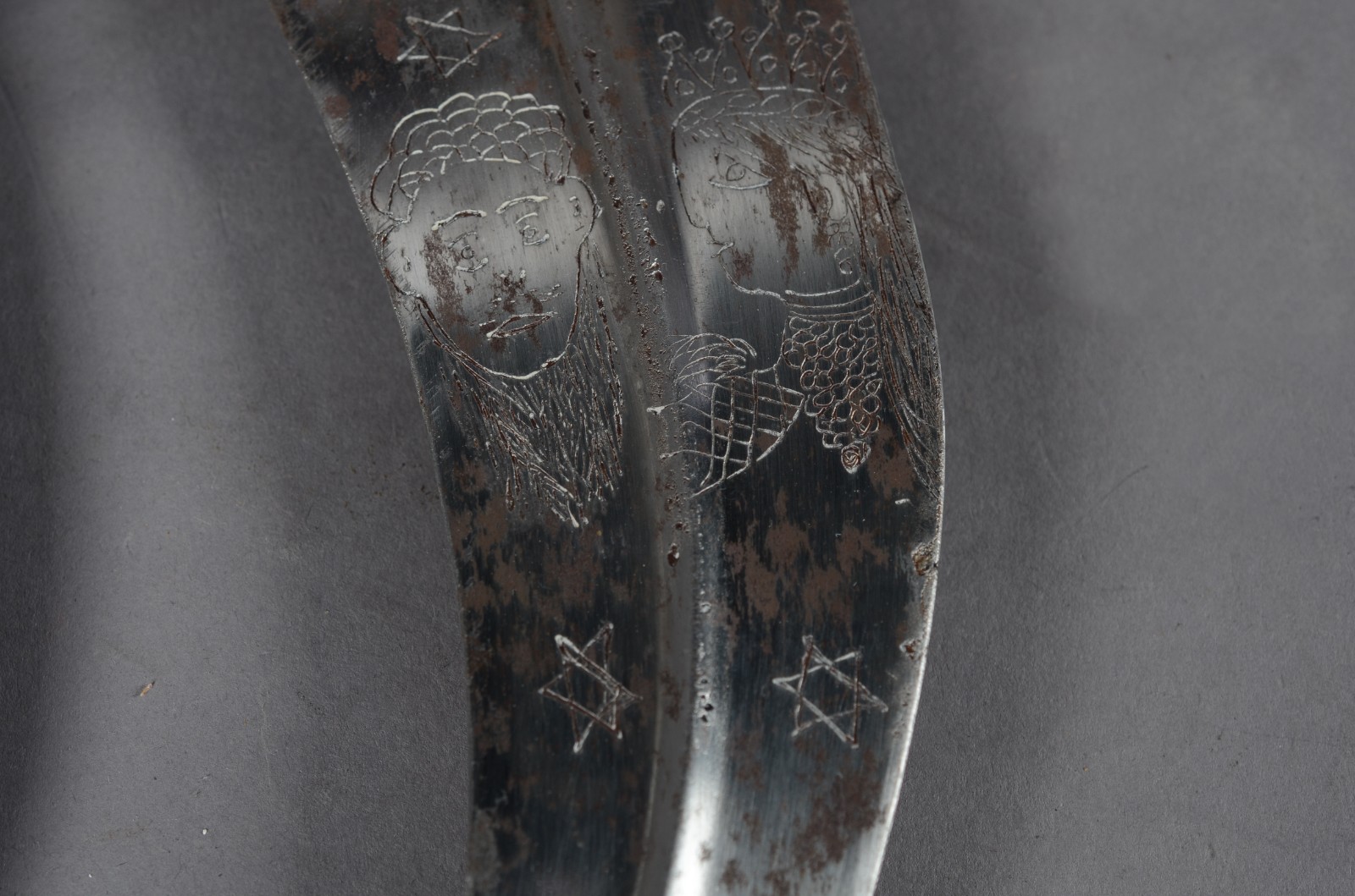 Par de adagas árabes com punhos e bainhas de metal prateado... - foto 10 de 11