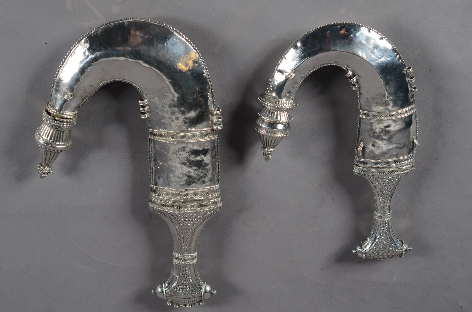 Par de adagas árabes com punhos e bainhas de metal prateado... - foto 11 de 11