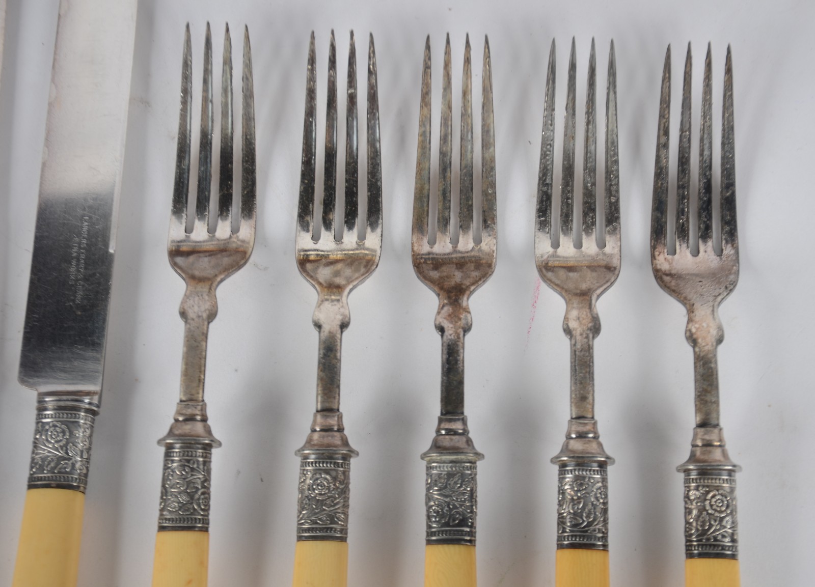 Faqueiro europeu de peixe em metal prateado, composto de 12 garfos e... - foto 9 de 11