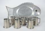 Diversas peças de pewter, sendo: travessa feiti... - Diversas peças de pewter, sendo: travessa feitio peixe e 6 canecas inglesas (tankard) para cerveja com fundos de vidro, "Leonard, eales of Sheff...
