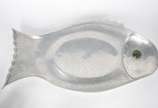 Diversas peças de pewter, sendo: travessa feiti... - Diversas peças de pewter, sendo: travessa feitio peixe e 6 canecas inglesas (tankard) para cerveja com fundos de vidro, "Leonard, eales of Sheff...