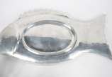 Diversas peças de pewter, sendo: travessa feiti... - Diversas peças de pewter, sendo: travessa feitio peixe e 6 canecas inglesas (tankard) para cerveja com fundos de vidro, "Leonard, eales of Sheff...