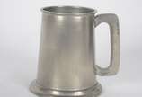 Diversas peças de pewter, sendo: travessa feiti... - Diversas peças de pewter, sendo: travessa feitio peixe e 6 canecas inglesas (tankard) para cerveja com fundos de vidro, "Leonard, eales of Sheff...