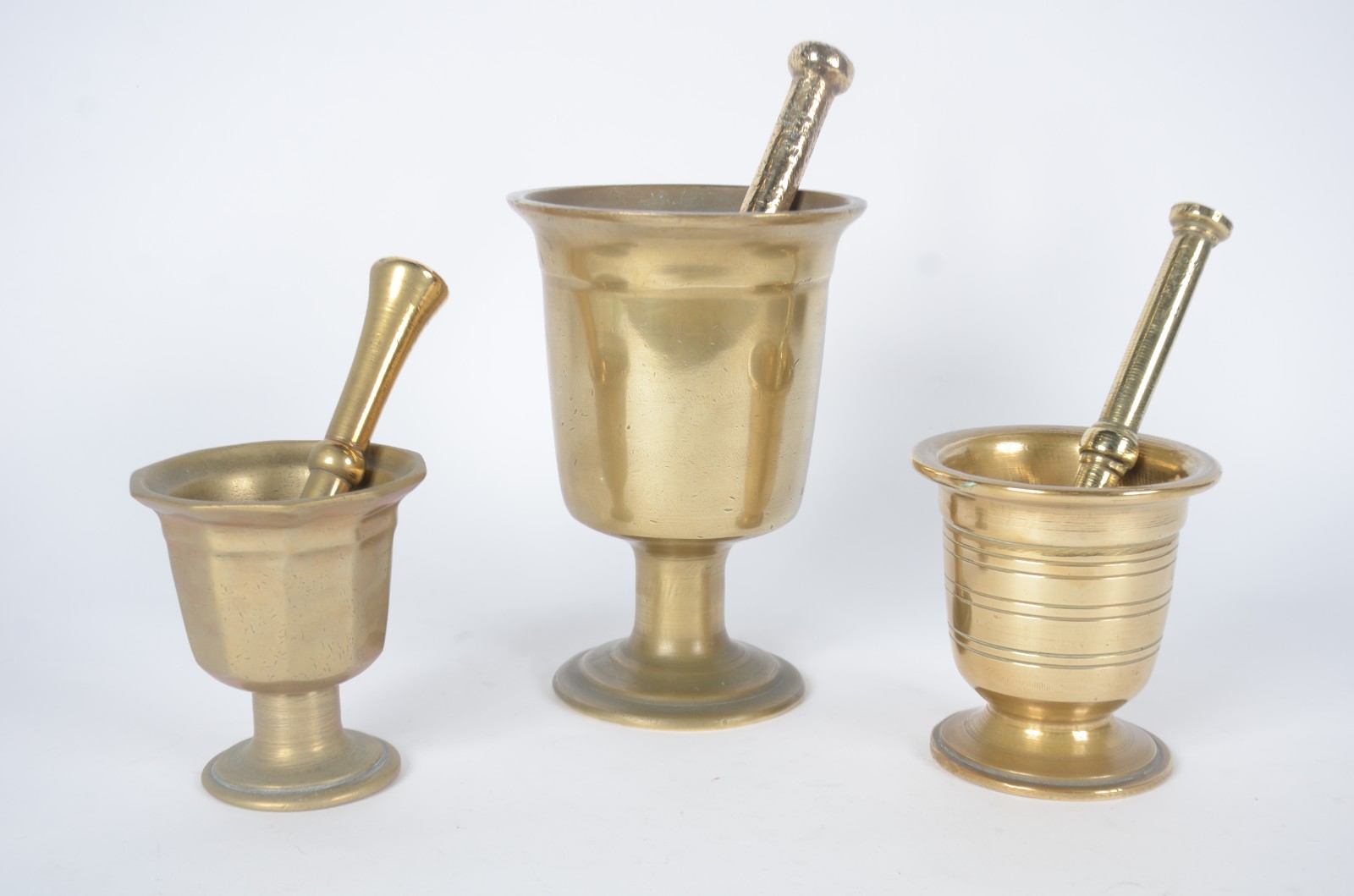 Três almofarizes com pistilos (soquetes) de bronze, tamanhos e... - foto 1 de 4