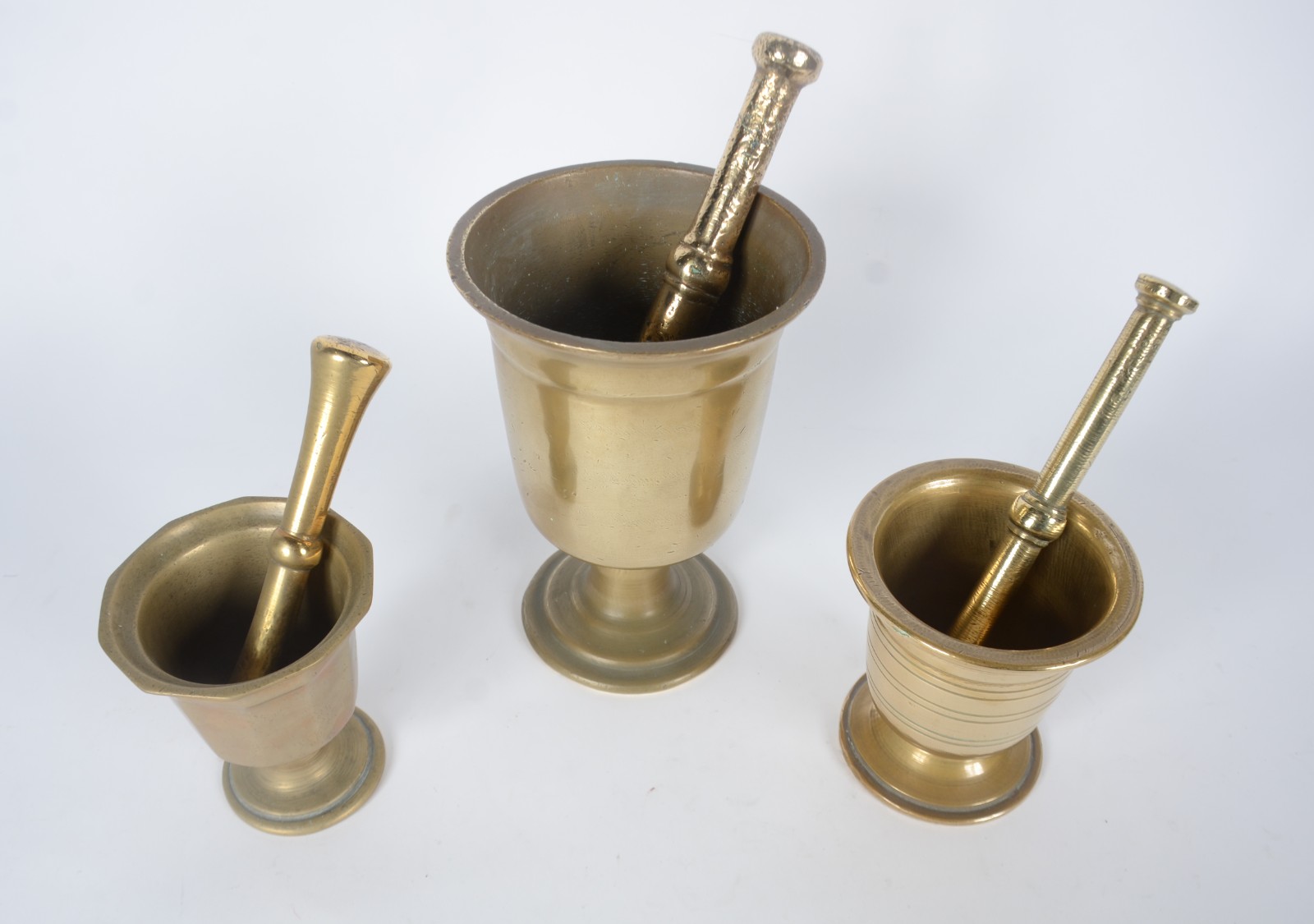 Três almofarizes com pistilos (soquetes) de bronze, tamanhos e... - foto 2 de 4