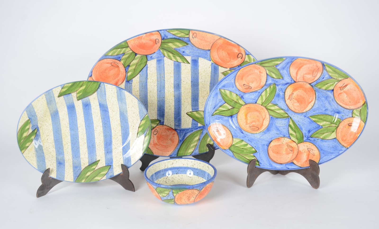 Três travessas e um bowl de cerâmica portuguesa A.Santos, pintadas a... - foto 1 de 7