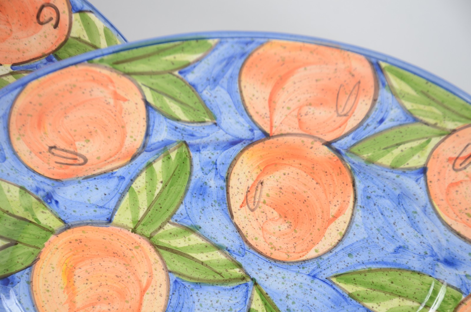Três travessas e um bowl de cerâmica portuguesa A.Santos, pintadas a... - foto 2 de 7