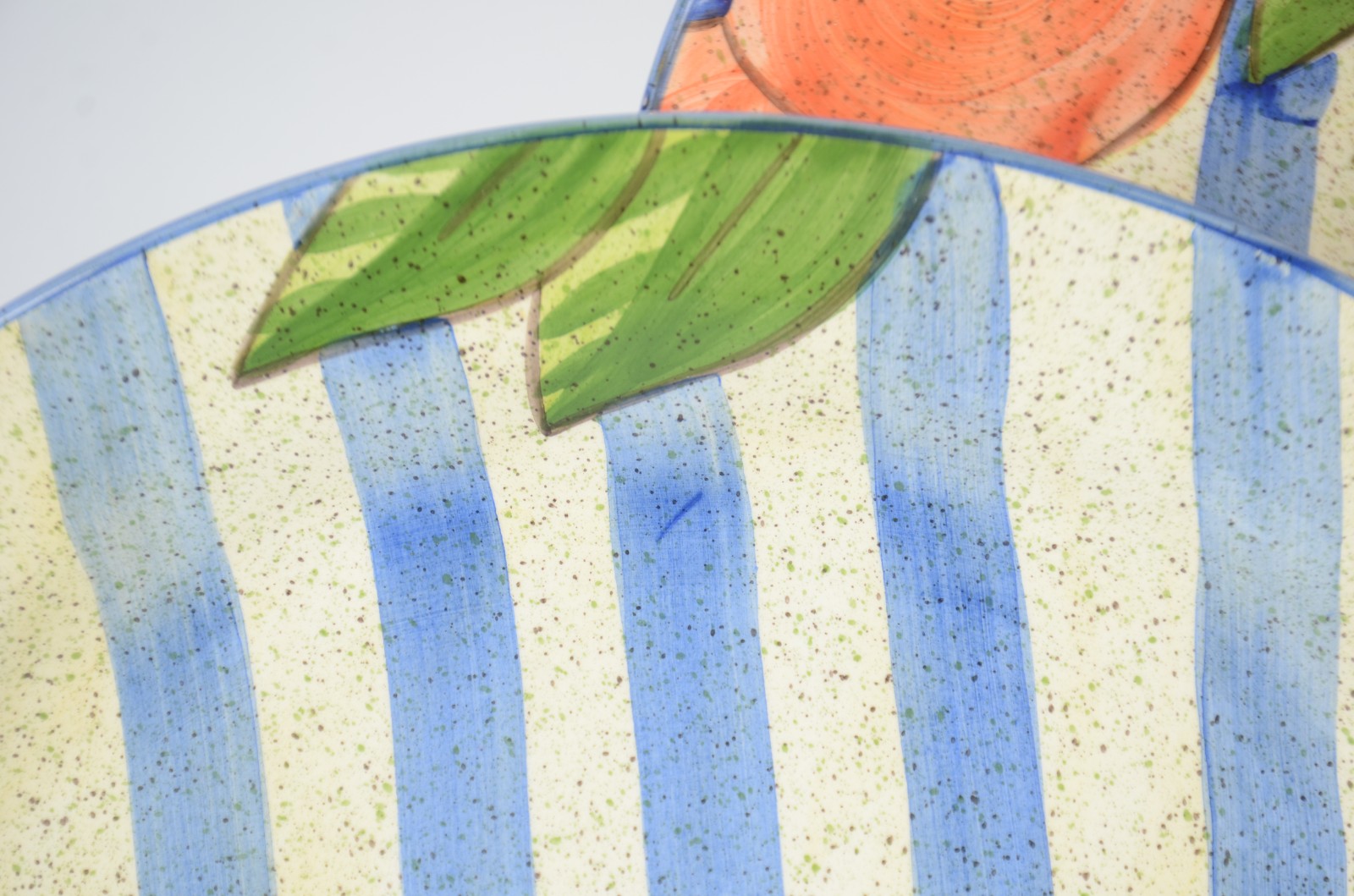 Três travessas e um bowl de cerâmica portuguesa A.Santos, pintadas a... - foto 3 de 7