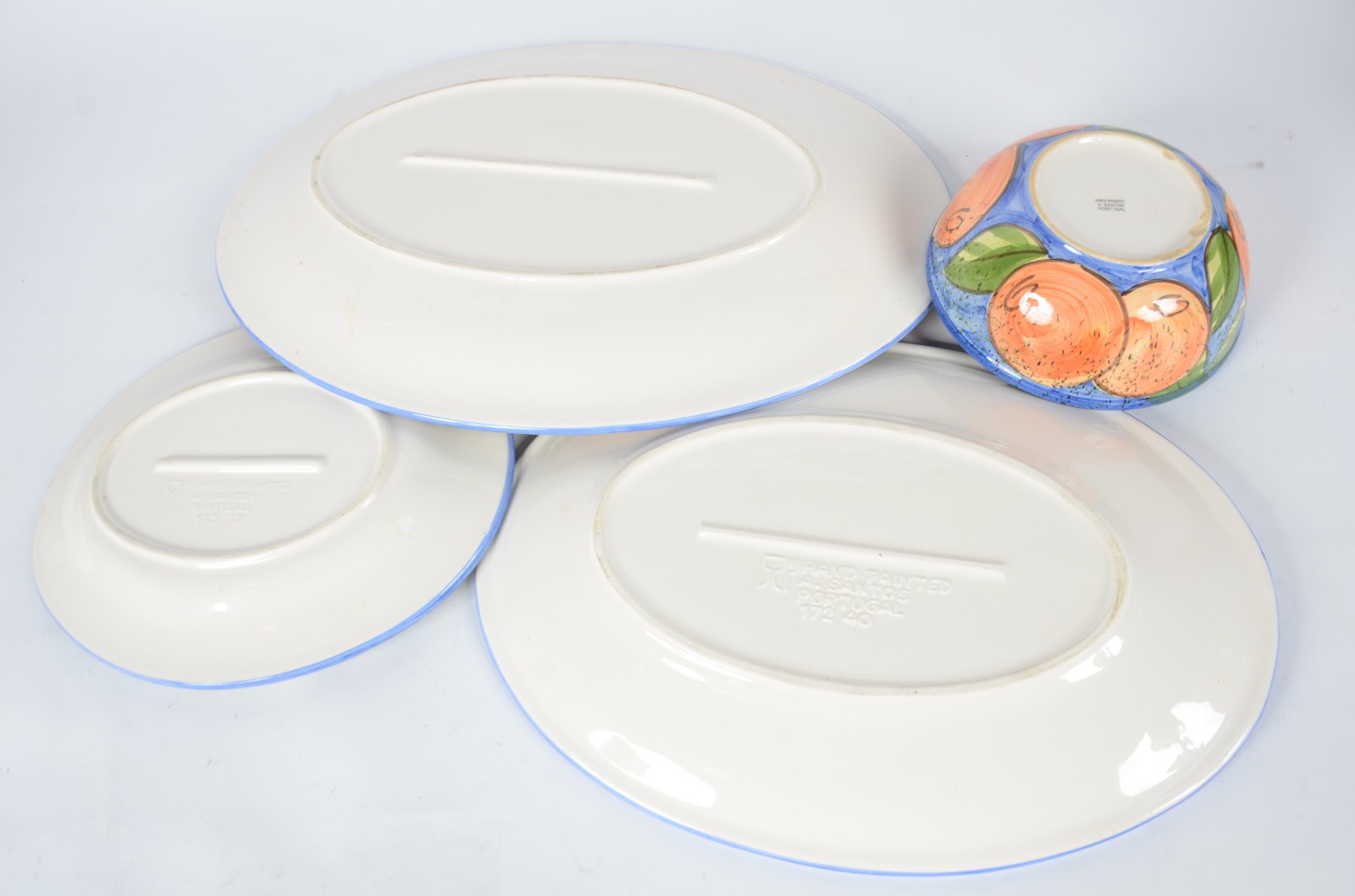 Três travessas e um bowl de cerâmica portuguesa A.Santos, pintadas a... - foto 5 de 7