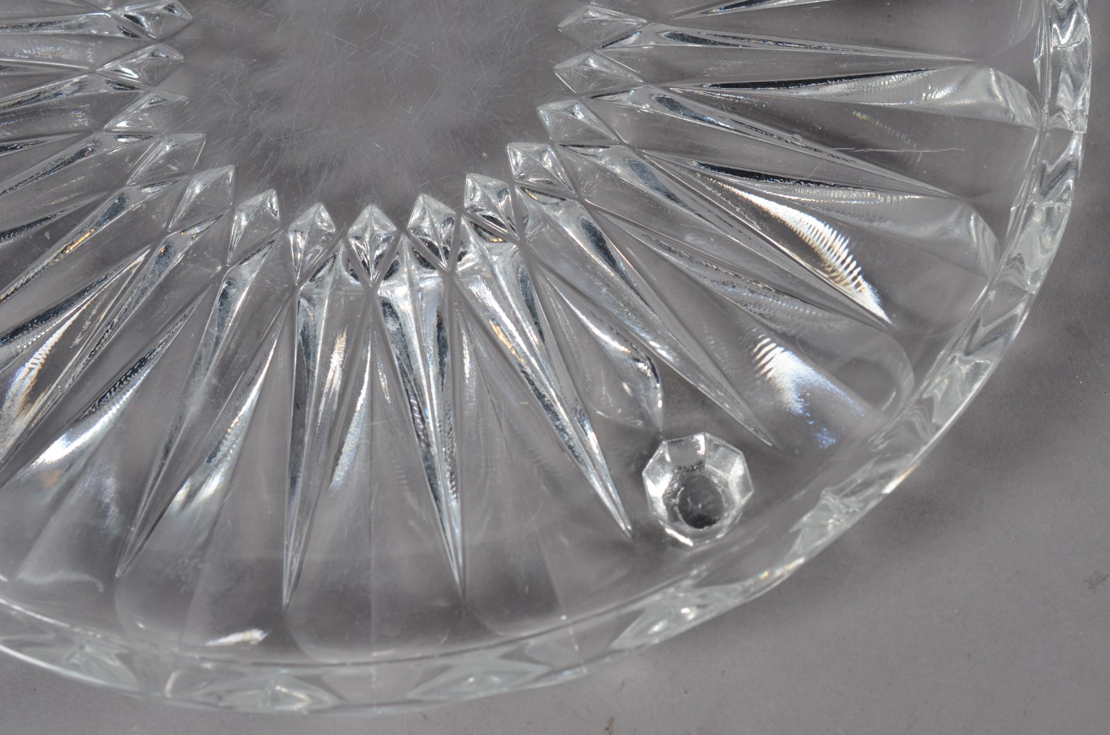 Três pratos diversos de cristal lapidado, sendo dois redondos e um... - foto 5 de 6