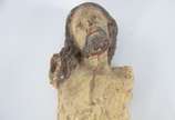 Três antigas imagens de madeira policromada, se... - Três antigas imagens de madeira policromada, sendo: Menino Deus, crucifixo com figura de Cristo, e fragmento de figura de Cristo. Acompanha cora...