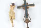 Três antigas imagens de madeira policromada, se... - Três antigas imagens de madeira policromada, sendo: Menino Deus, crucifixo com figura de Cristo, e fragmento de figura de Cristo. Acompanha cora...
