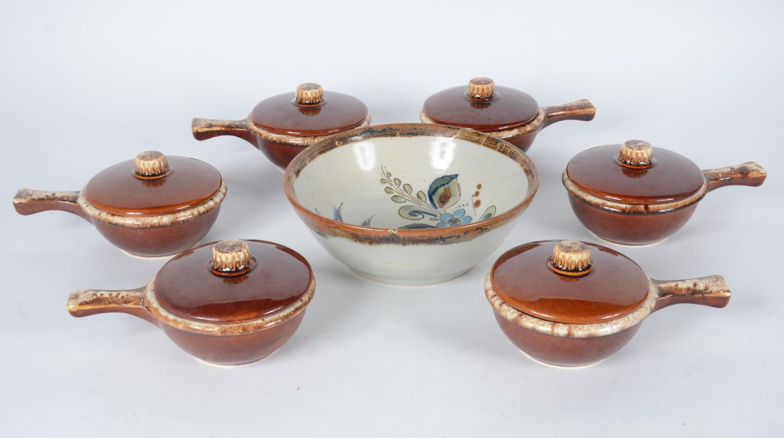 Diversas peças, sendo: bowl de cerâmica mexicana e 6 bowls com alças... - foto 1 de 9