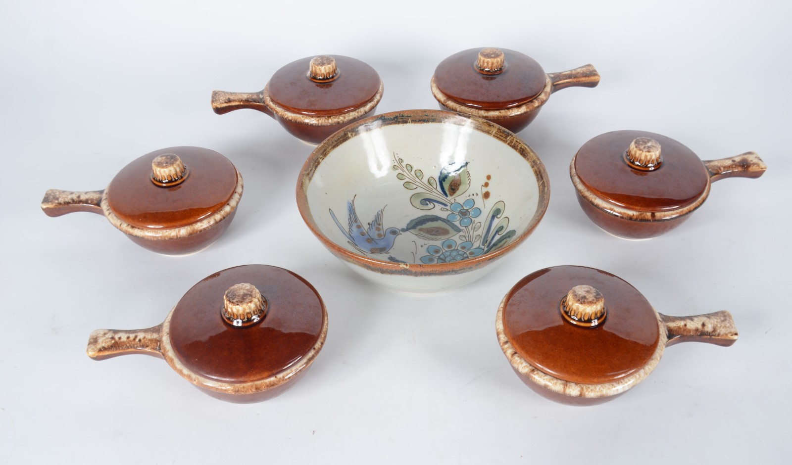 Diversas peças, sendo: bowl de cerâmica mexicana e 6 bowls com alças... - foto 2 de 9