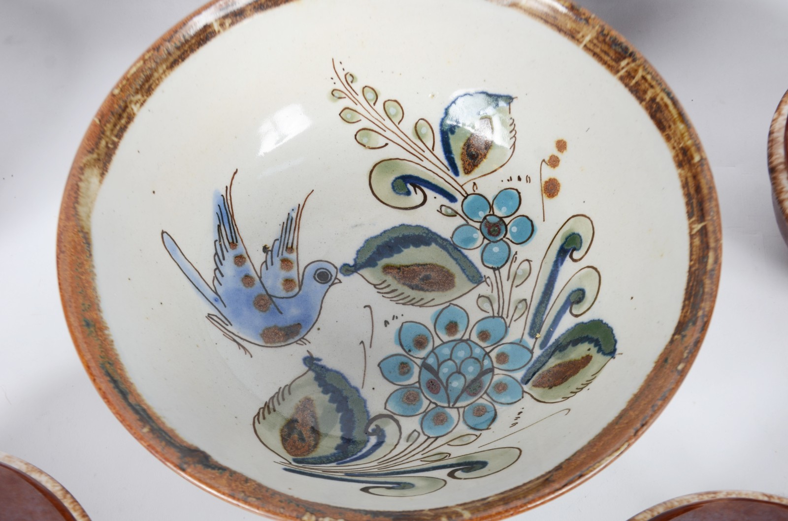 Diversas peças, sendo: bowl de cerâmica mexicana e 6 bowls com alças... - foto 3 de 9