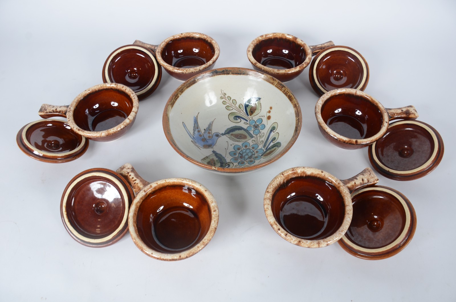 Diversas peças, sendo: bowl de cerâmica mexicana e 6 bowls com alças... - foto 5 de 9