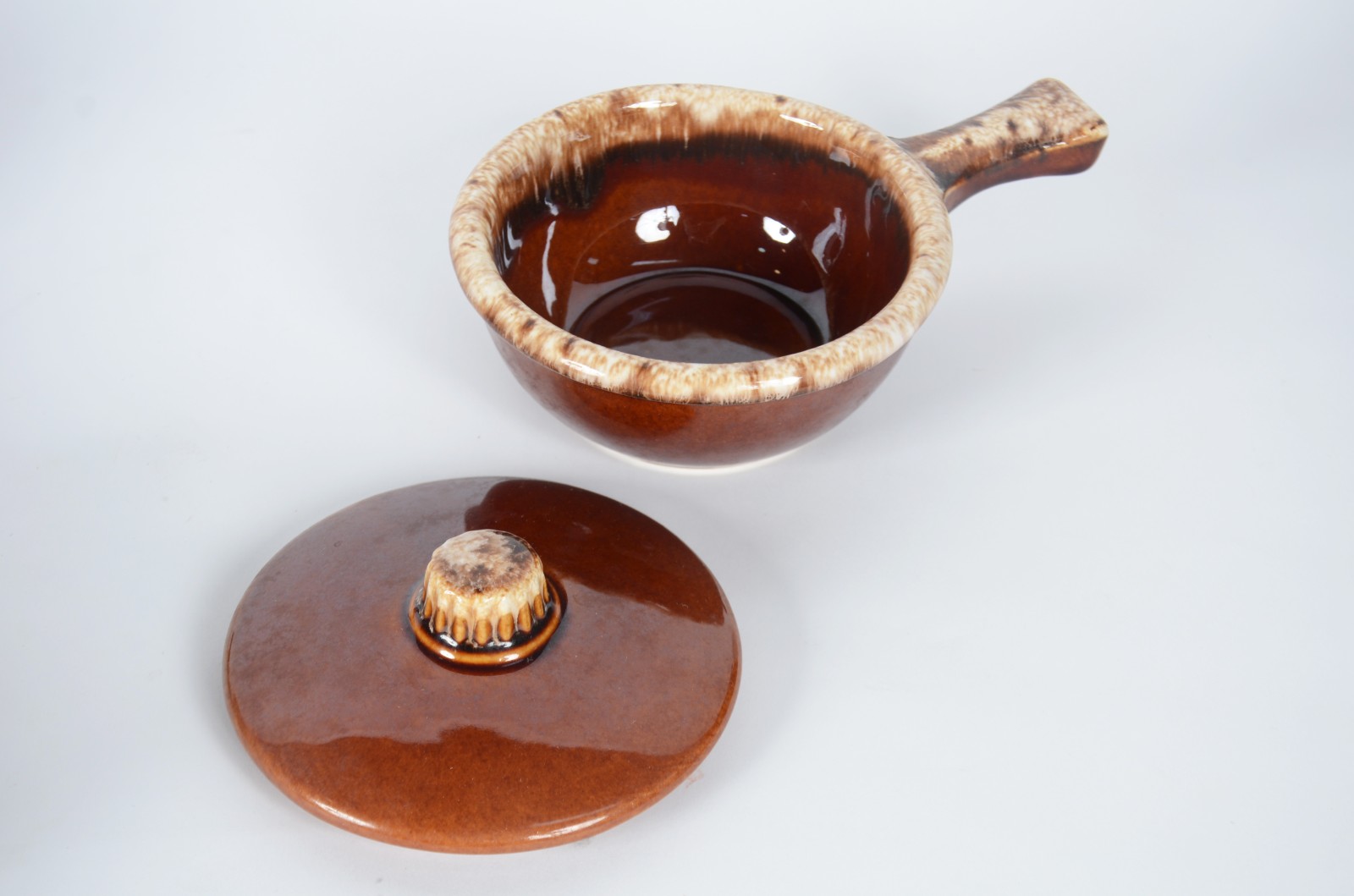 Diversas peças, sendo: bowl de cerâmica mexicana e 6 bowls com alças... - foto 6 de 9