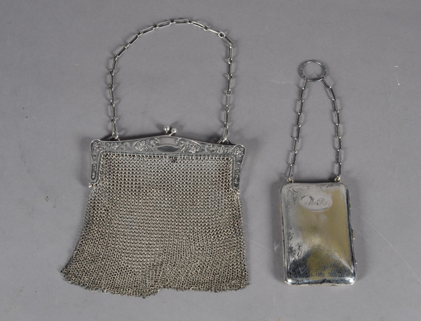 Duas peças femininas de prata, sendo bolsa de malha e porta cartão. - foto 1 de 9