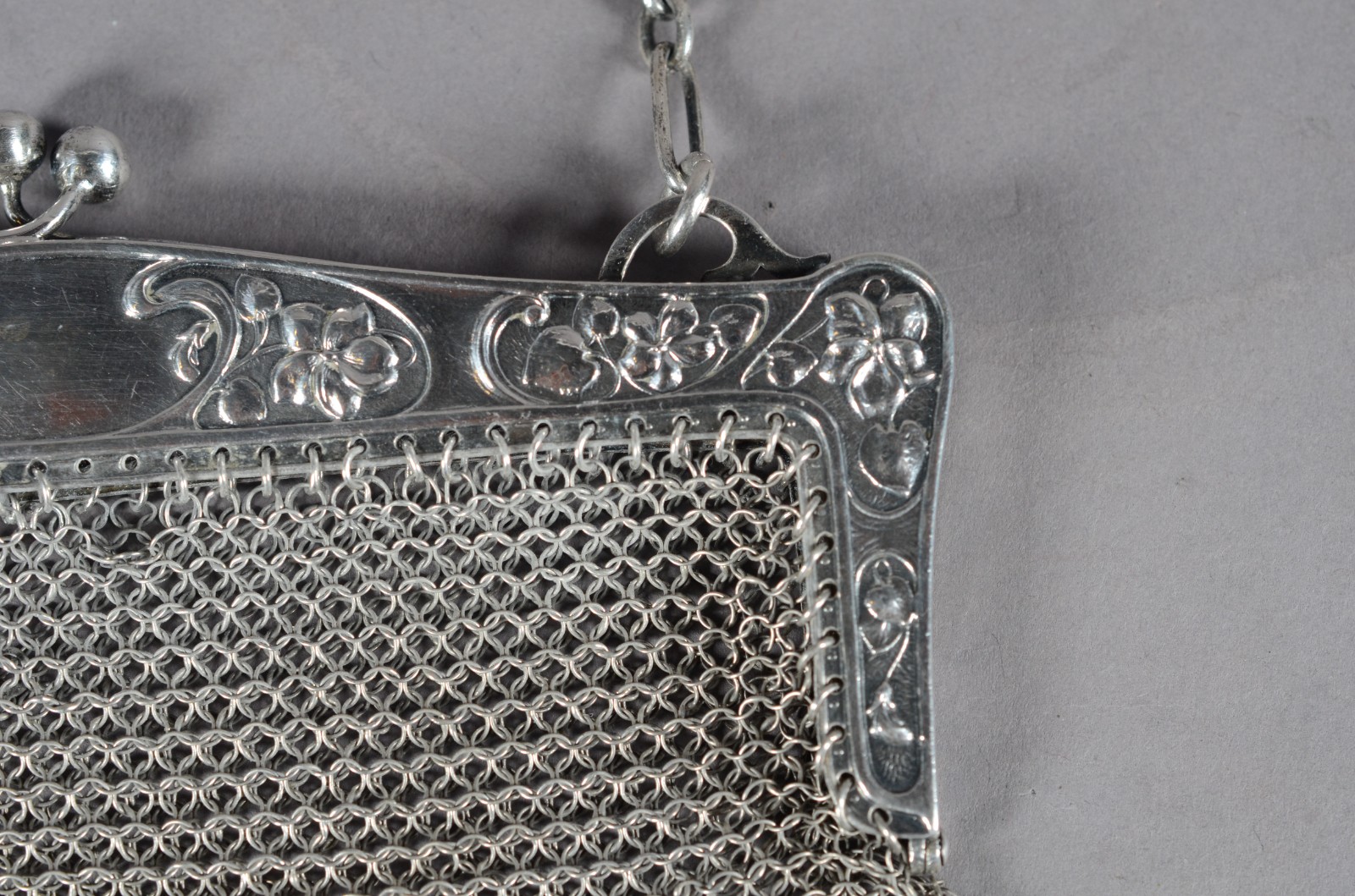 Duas peças femininas de prata, sendo bolsa de malha e porta cartão. - foto 5 de 9