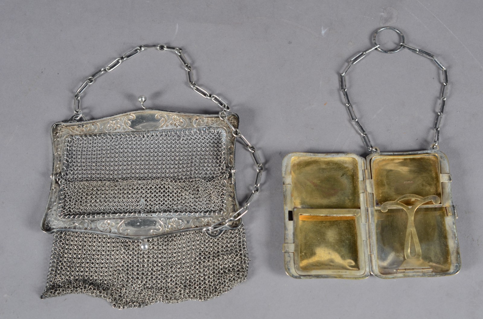 Duas peças femininas de prata, sendo bolsa de malha e porta cartão. - foto 6 de 9