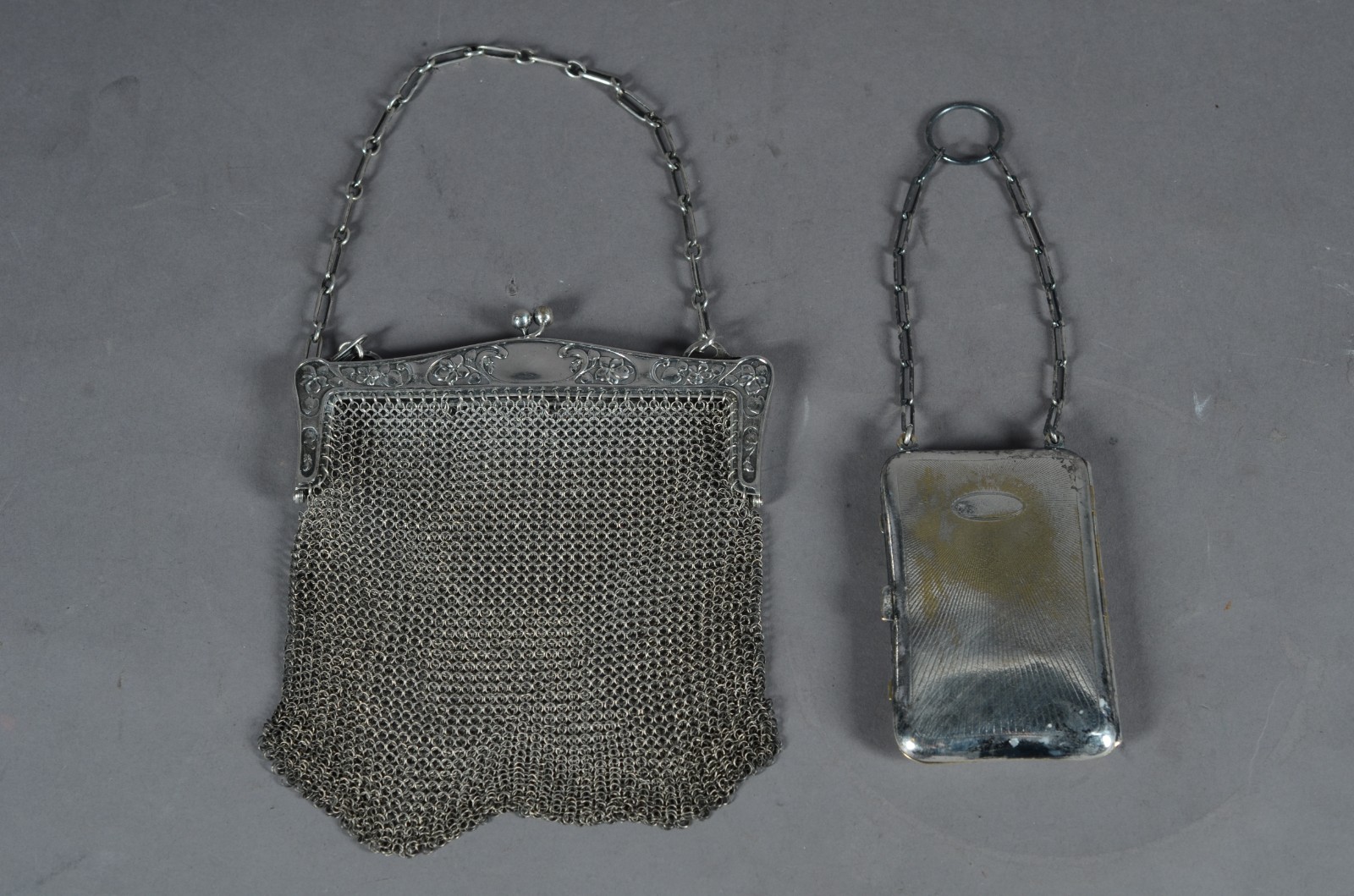 Duas peças femininas de prata, sendo bolsa de malha e porta cartão. - foto 7 de 9