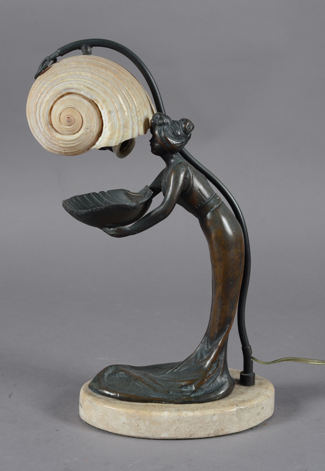 Abatjour de metal patinado Art Nouveau representando figura feminina... - foto 1 de 9