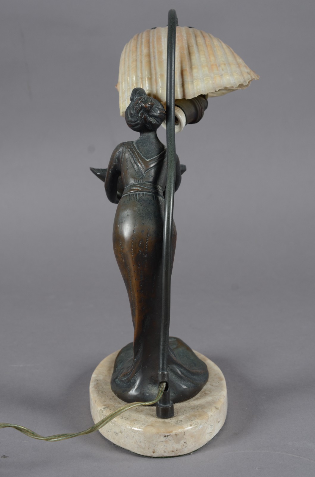 Abatjour de metal patinado Art Nouveau representando figura feminina... - foto 2 de 9