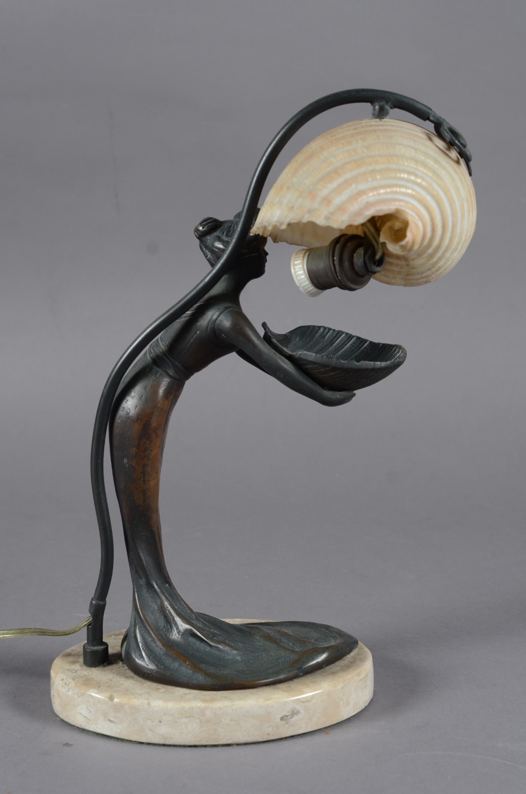 Abatjour de metal patinado Art Nouveau representando figura feminina... - foto 4 de 9