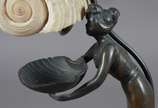 Abatjour de metal patinado Art Nouveau represen... - Abatjour de metal patinado Art Nouveau representando figura feminina com cúpula na forma de concha.