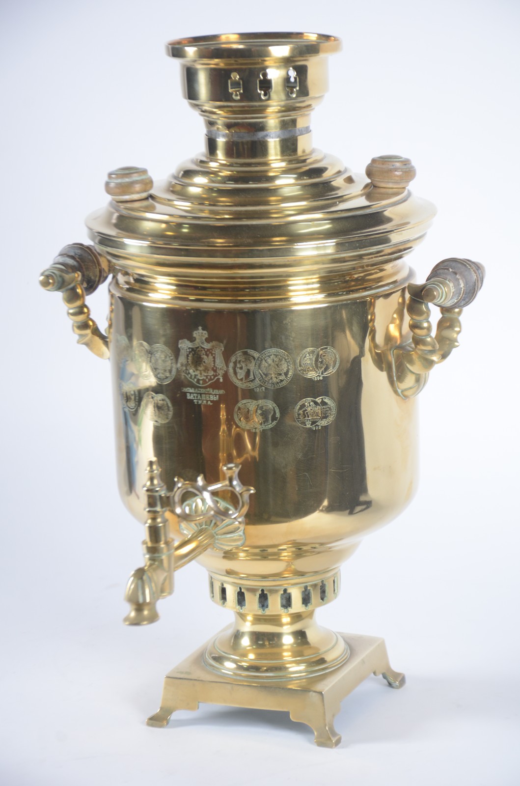 Samovar russo de metal dourado, corpo cilíndrico, base quadrada e pés... - foto 1 de 11