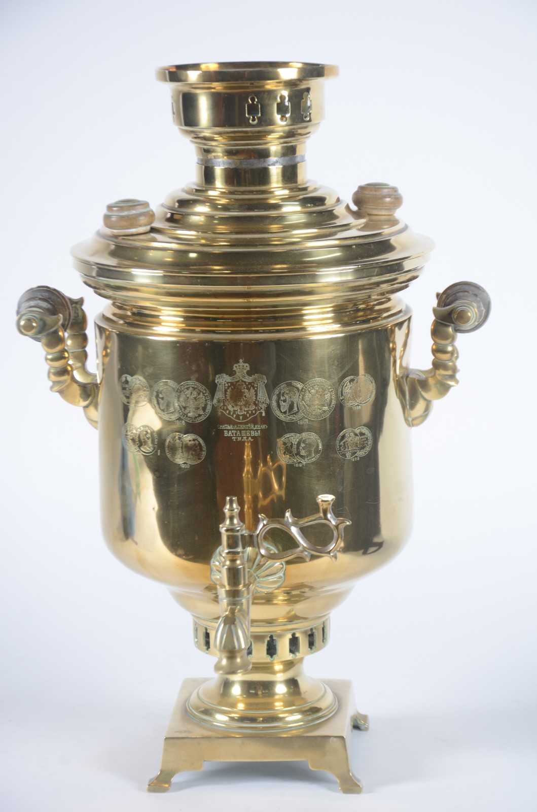 Samovar russo de metal dourado, corpo cilíndrico, base quadrada e pés... - foto 2 de 11