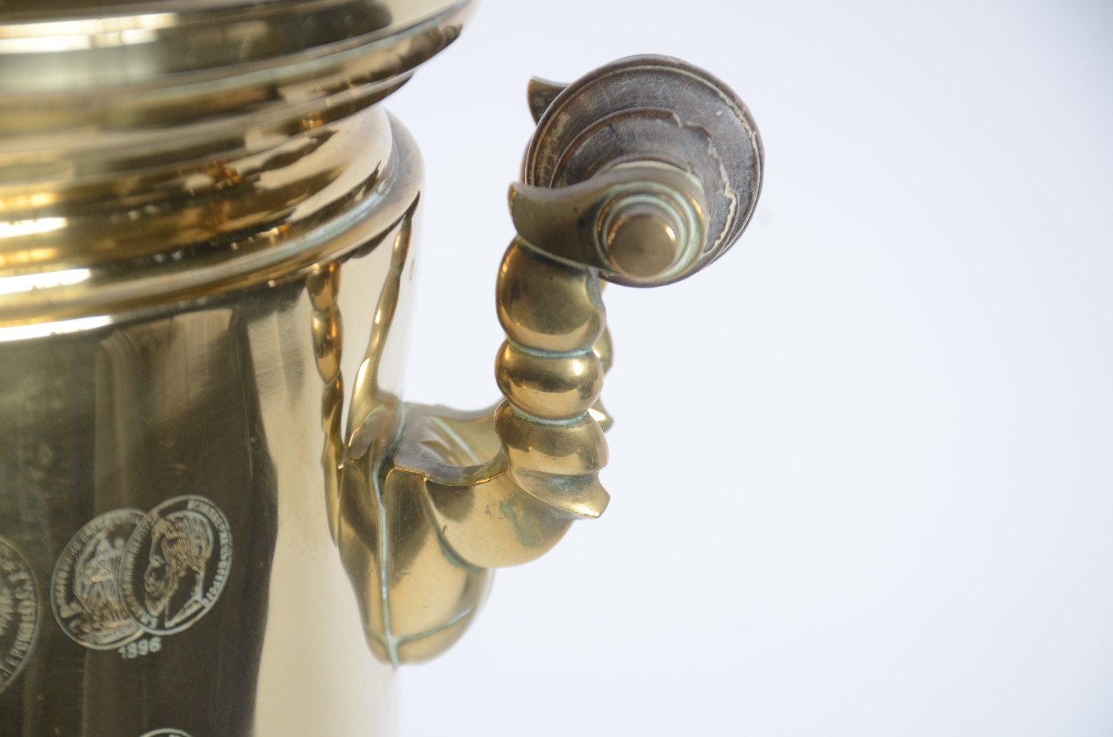 Samovar russo de metal dourado, corpo cilíndrico, base quadrada e pés... - foto 3 de 11