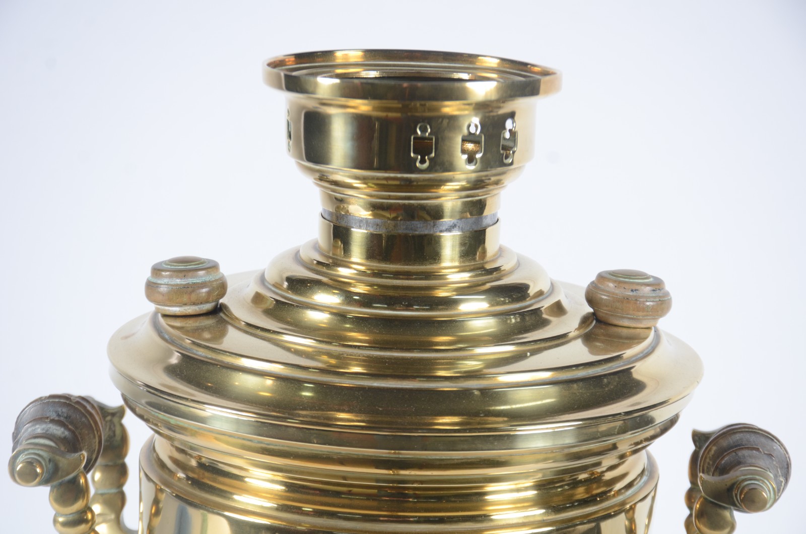 Samovar russo de metal dourado, corpo cilíndrico, base quadrada e pés... - foto 4 de 11