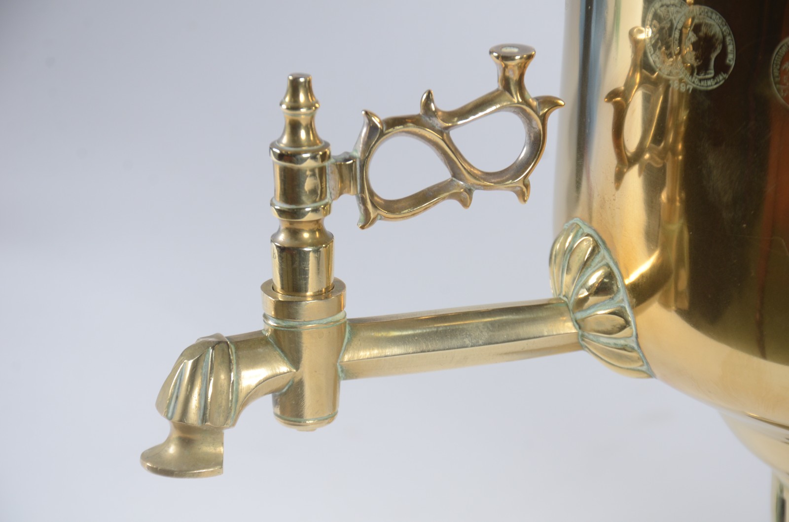 Samovar russo de metal dourado, corpo cilíndrico, base quadrada e pés... - foto 8 de 11