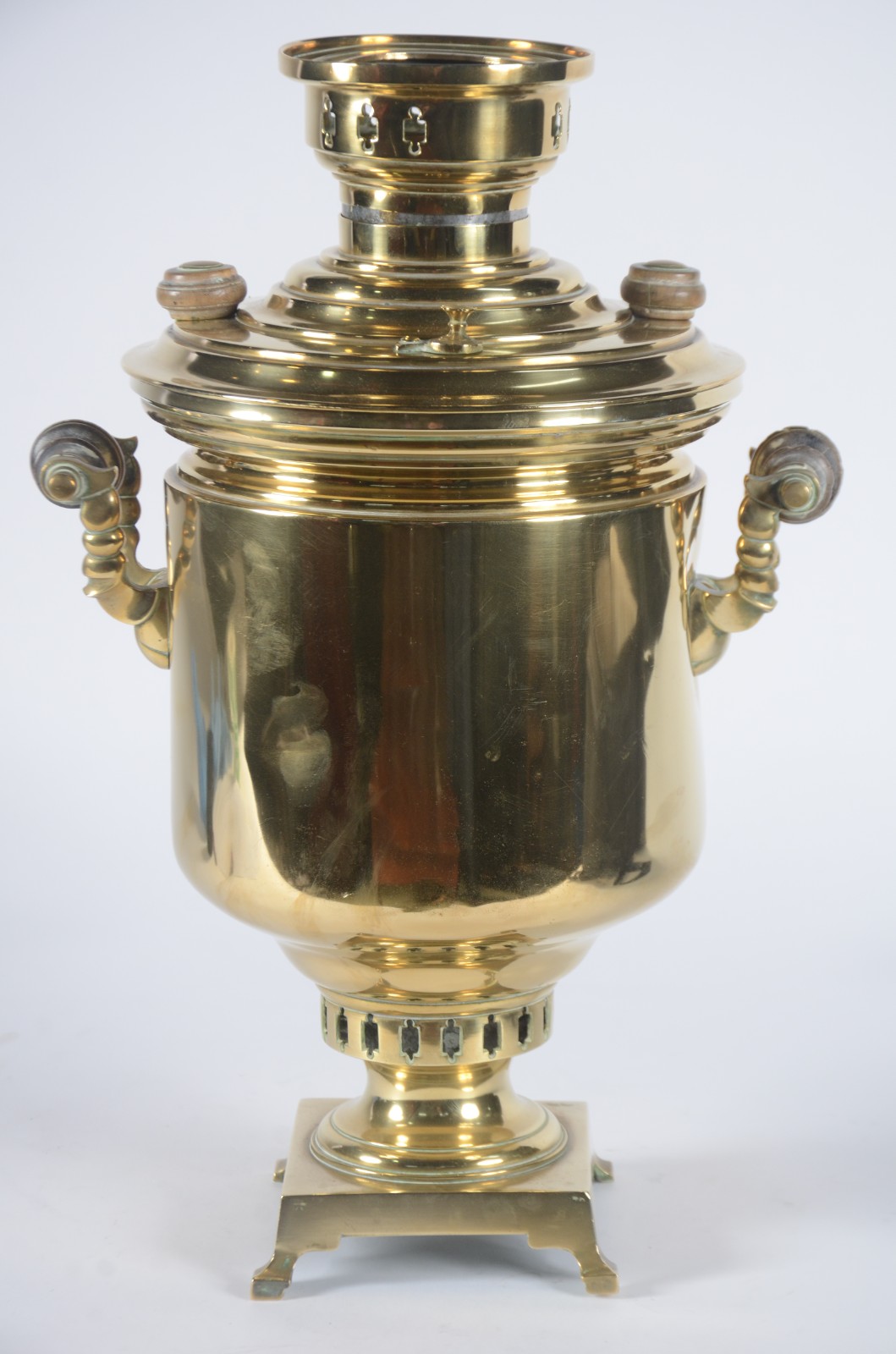 Samovar russo de metal dourado, corpo cilíndrico, base quadrada e pés... - foto 9 de 11
